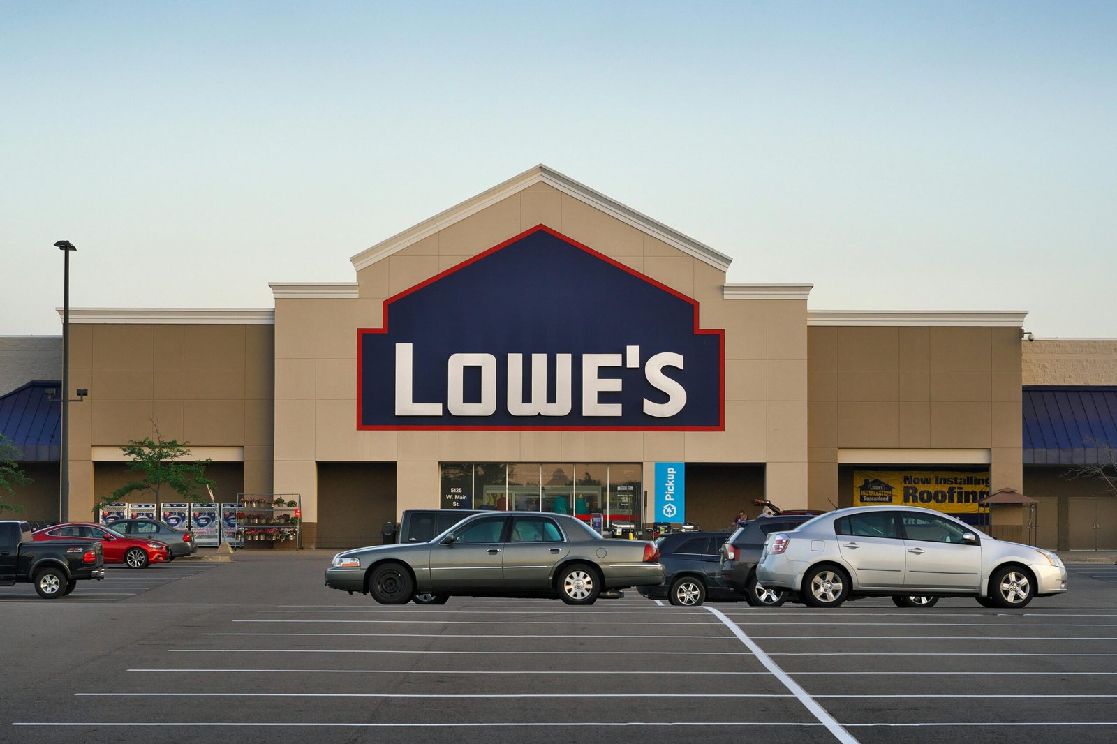 Lowe's and the World of Home Improvement Stores: Tools, Tips, and Trends 1 Lowe's and the World of Home Improvement Stores